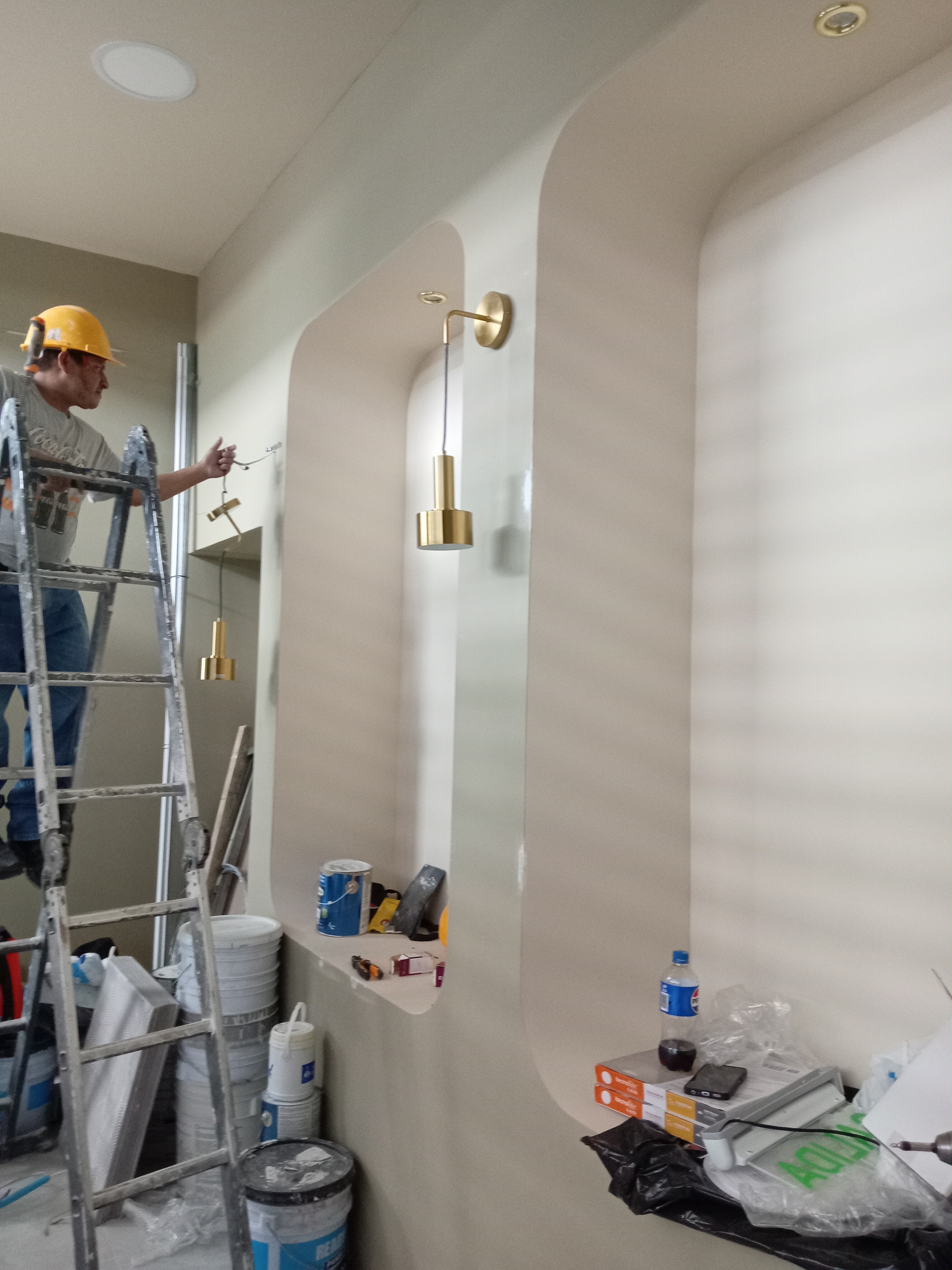 Electricistas trabajando